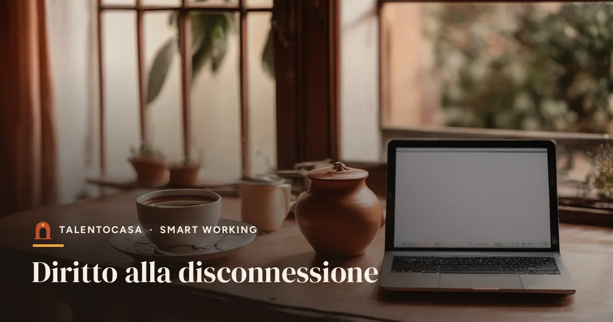 Portatile chiuso e smartphone girato su un tavolo accanto a una tazza di tè
