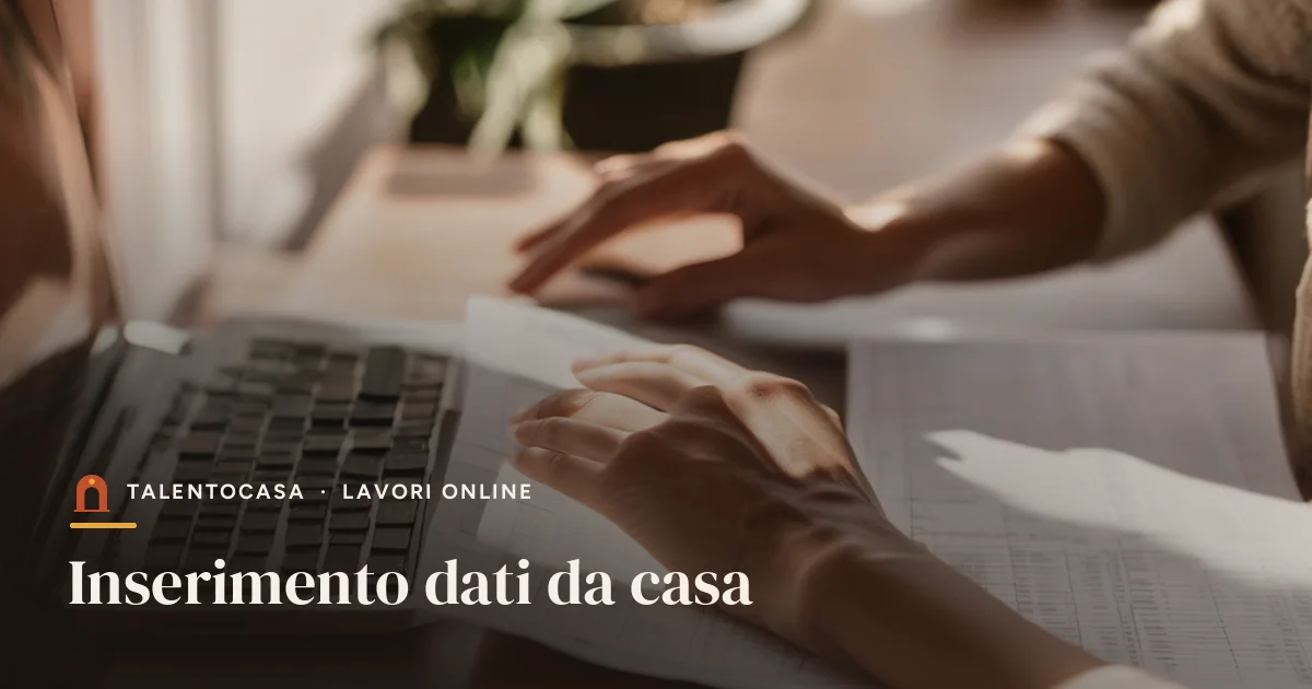Mani che digitano su un portatile accanto a un foglio stampato