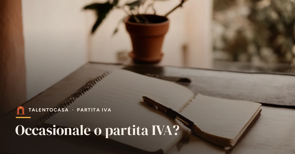Quaderno con un elenco scritto a mano e una penna accanto a un portatile