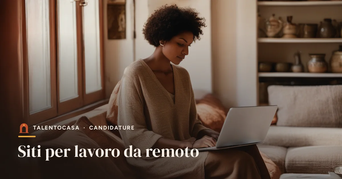 Persona che naviga al portatile seduta sul divano