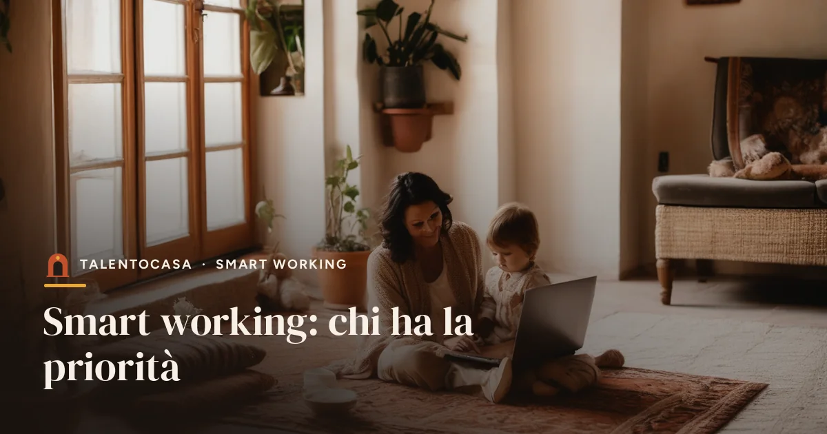 Madre che lavora al portatile mentre il figlio piccolo gioca sul tappeto